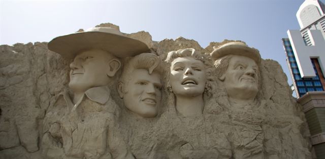 Rooftop sculpture of four movie-star faces on the Hollywood Wax Museum building in Branson