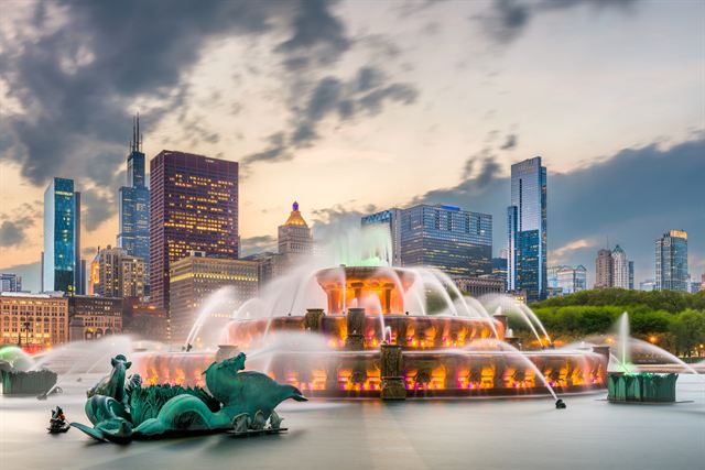 Buckingham Fountain lit up in front of the Chicago skyline