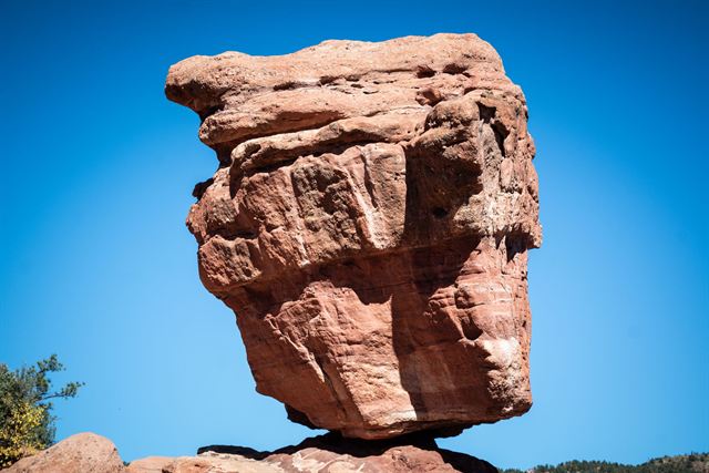 Balanced Rock, a red sandstone boulder perched on a narrow base at Garden of the Gods, Colorado Springs