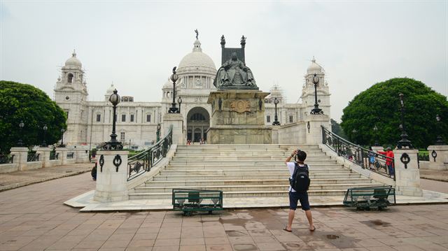 Victoria Memorial white marble building and Queen Victoria statue in Kolkata