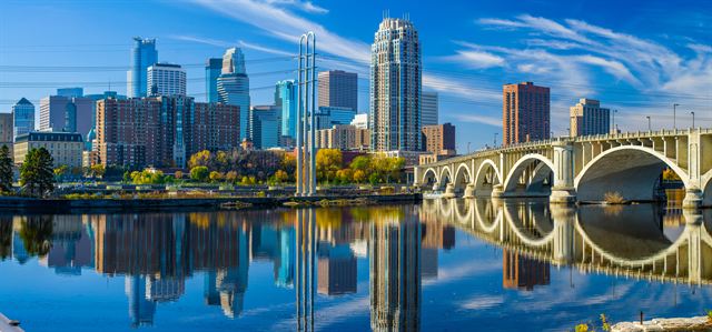 Minneapolis skyline and the arched Third Avenue Bridge over the Mississippi River in autumn