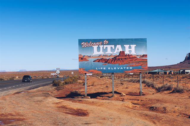 Welcome to Utah sign on US-163 beside red desert near Monument Valley