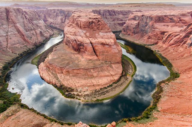 Horseshoe Bend's sweeping loop of the Colorado River below red cliffs, Page