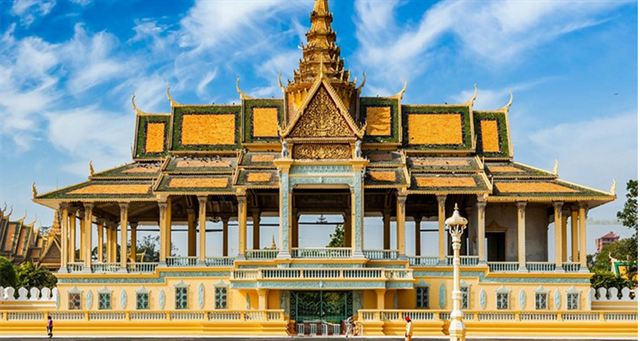 Front view of the Royal Palace Moonlight Pavilion in Phnom Penh under a blue sky