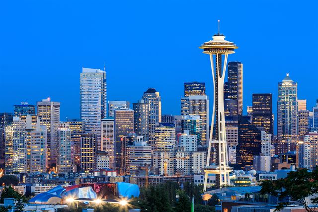 Seattle skyline with the Space Needle at dusk