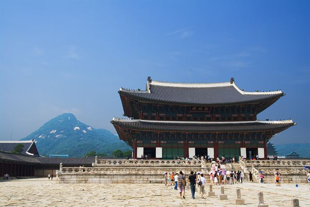 Traditional palace hall at Gyeongbokgung with mountains behind