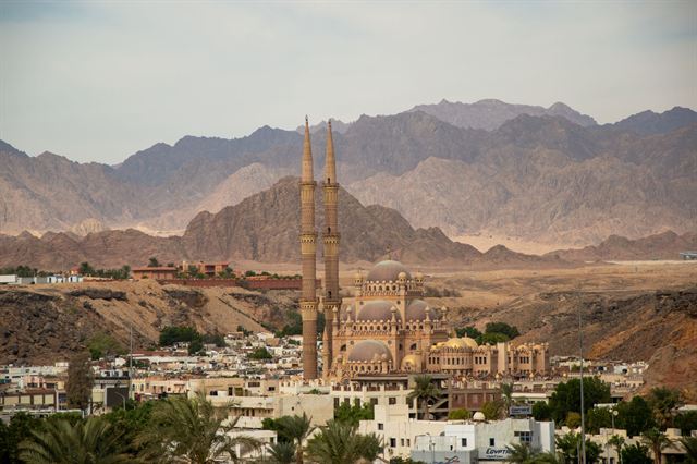Al Sahaba Mosque with twin minarets in Sharm El Sheikh against rugged Sinai mountains