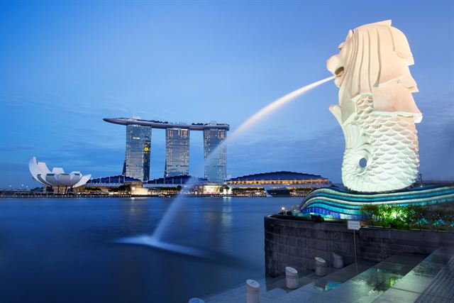 Merlion fountain spouting into Marina Bay with Marina Bay Sands behind