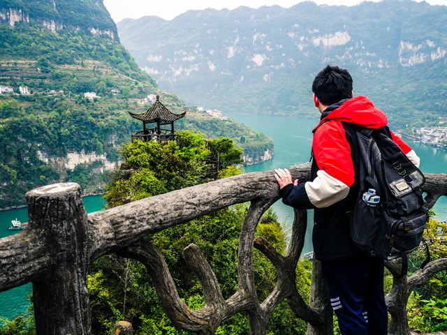Hiker at a pavilion lookout above the Xiling Gorge of the Yangtze near Yichang
